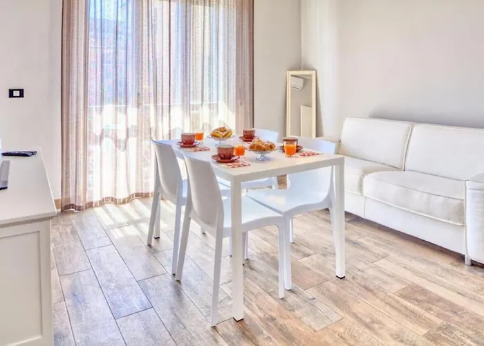 Holidays * 迪亚诺马里纳